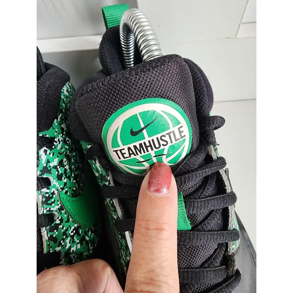 Nike Team Hustle D 9 DIGI (GS) Sz‎ 3.5Y Kids Black/Green Boys Sneaker